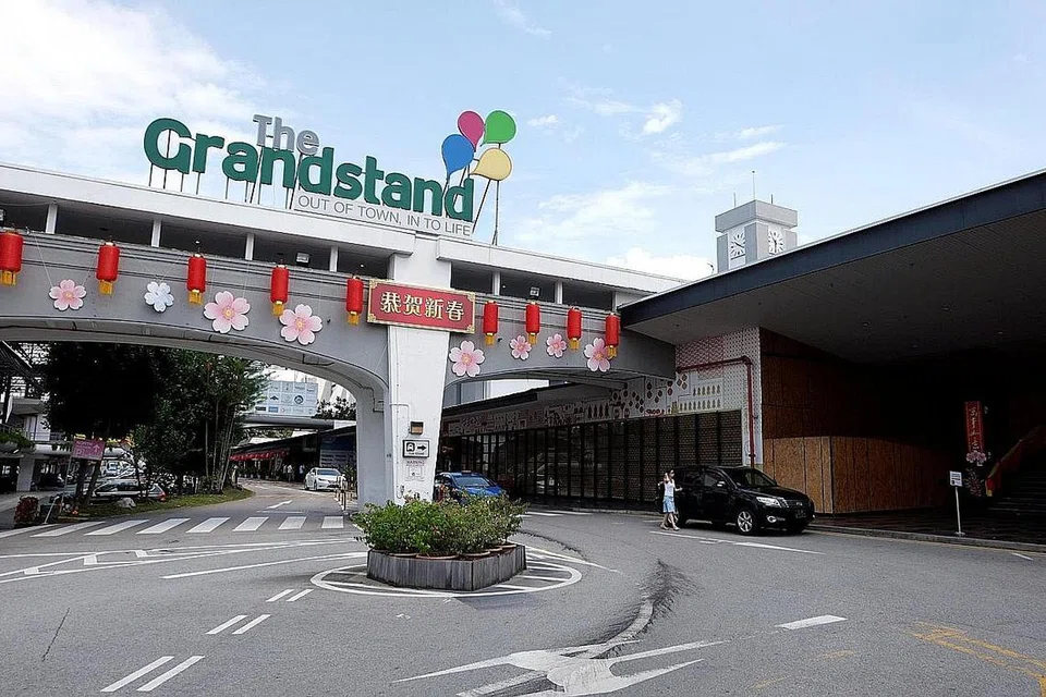 LEBIH MUDAH DAN SELESA: Dari stesen MRT rangkaian DTL seperti King Albert Park, pengunjung boleh mencapai tempat lain yang popular seperti The Grandstand (atas), KAP & KAP Residences dan Gallop Stable - Foto KHALID BABA
