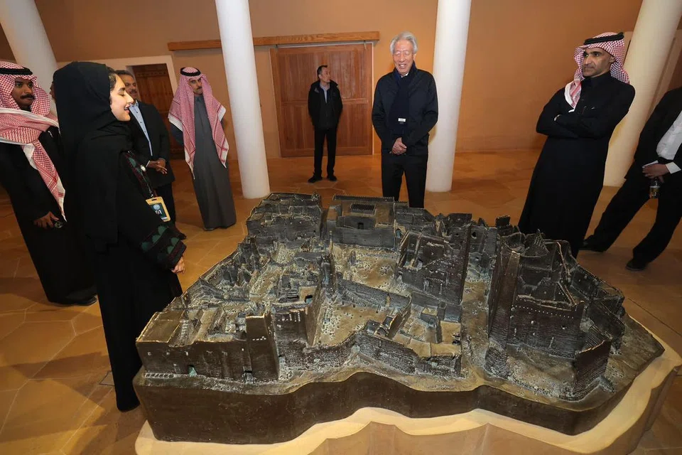 Encik Teo Chee Hean (dua dari kanan) melihat model Istana Salwa di Diriyah, yang dahulunya merupakan kediaman pemerintah negeri Saudi yang pertama.