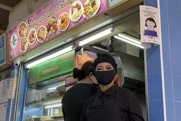 GALAK LEBIH RAMAI GUNA E-BAYARAN: Cik Rohani Sulaiman berharap lebih ramai di kalangan masyarakat Melayu dapat mempelajari dan memanfaatkan bayaran elektronik. - Foto BH oleh NUR FATHIN AWALLUDIN