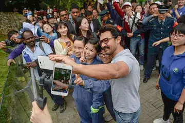 PIKAT HATI GADIS CHINA: Aamir Khan (sedang berswafoto), berkunjung ke Chengdu, China, baru-baru ini bagi menemui peminatnya. - Foto GLOBAL TIMES