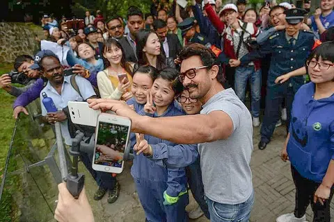 PIKAT HATI GADIS CHINA: Aamir Khan (sedang berswafoto), berkunjung ke Chengdu, China, baru-baru ini bagi menemui peminatnya. - Foto GLOBAL TIMES
