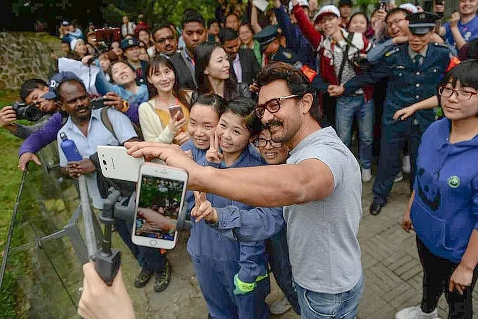 PIKAT HATI GADIS CHINA: Aamir Khan (sedang berswafoto), berkunjung ke Chengdu, China, baru-baru ini bagi menemui peminatnya. - Foto GLOBAL TIMES