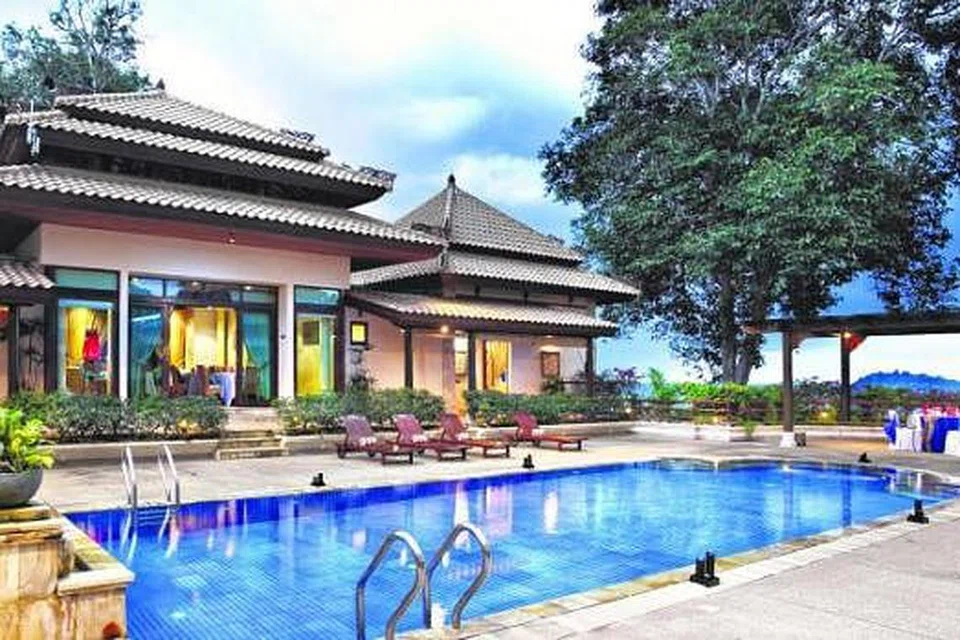 'CHALET' DI NIRWANA BEACH CLUB: Encik Abdul Wahab Abdul Rahman terlibat secara lanngsung dalam pembinaan dan operasi 'chalet' di pesisiran yang membolehkan pengunjung memancing, menyelam atau bersnorkel ini.