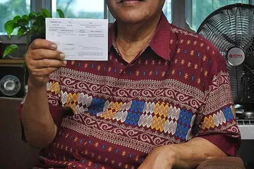 BIASA-BIASA SAJA: Ustaz Maarof Mohamad, yang telah mendapatkan suntikan dos pertama vaksin pada 1 Mac lalu, berkata beliau tidak mengalami apa-apa alahan, pening atau rasa tak sedap. - Foto BH oleh KHALID BABA