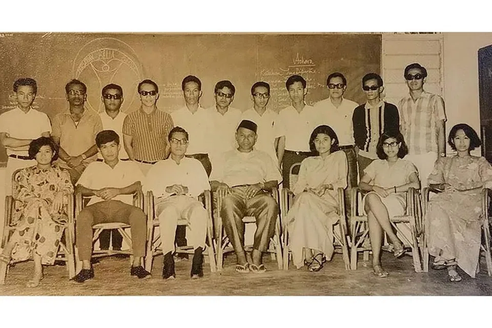 PEMIMPIN AWAL: Gambar lama di laman web BYSD menunjukkan golongan kepimpinan awal persatuan itu yang asalnya bernama Persatuan Belia Bedok. - Foto LAMAN WEB BYSD