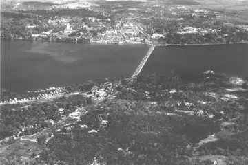 Pembinaan Koswe bermula pada 1919, dibiayai oleh Kerajaan Johor, negeri-negeri Selat dan Negeri-negeri Melayu Bersekutu, untuk memperbaiki hubungan merentasi Selat Johor, sedang hubungan politik dan ekonomi antara pulau Singapura dengan Semenanjung Tanah Melayu berkembang.
