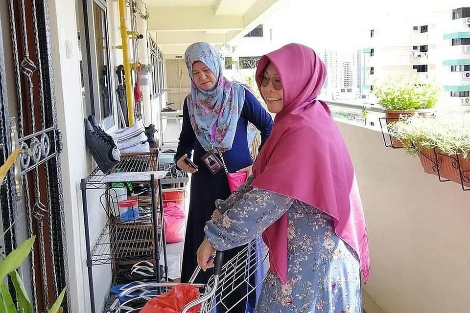 AKTIF TABUR BAKTI: Cik Asmah (bertudung biru) giat menyumbang tenaga sebagai relawan sejak sekitar 15 tahun lalu, termasuk menjadi pendamping serta melawat keluarga susah, penerima zakat, pesakit kronik dan warga emas yang tinggal sendiri di rumah mereka. - Foto-foto MUIS, ihsan ASMAH AHMAD