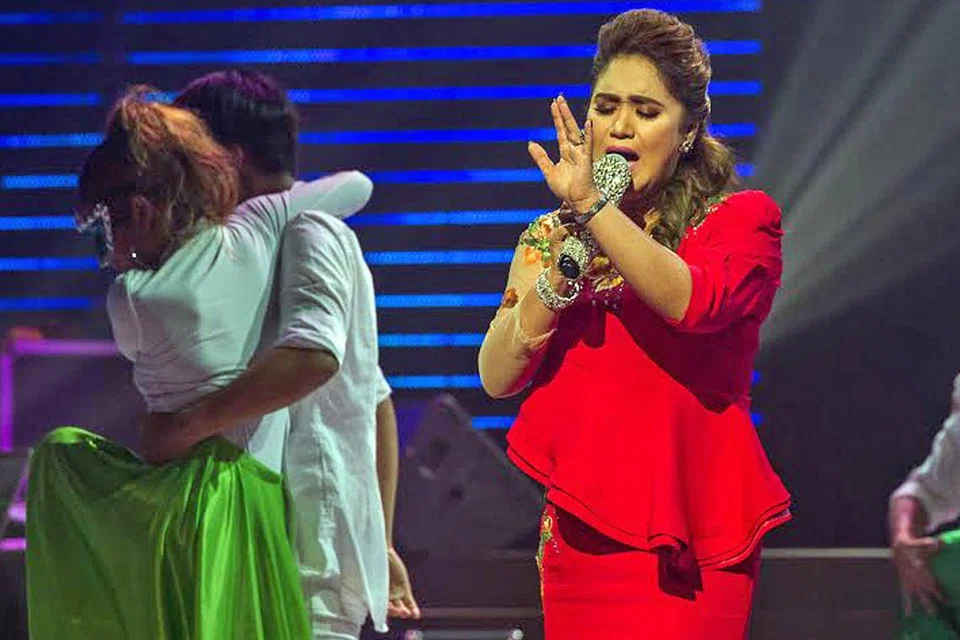 IBU TUNGGAL CEKAL: Azharina Azhar (berbaju merah) tidak segan berkongsi pengalamannya sebagai satu cara mendorong ibu tunggal lain. - Foto ZALEHA ABDUL KADER