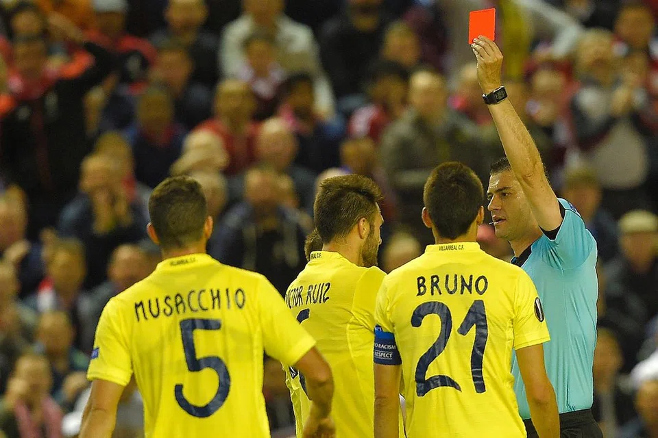 INSIDEN MALANG: Pengusiran Victor Ruiz (dua dari kiri) pada pertengahan babak kedua melenyapkan harapan pasukannya bangkit, kata jurulatih Villarreal, Marcelino.