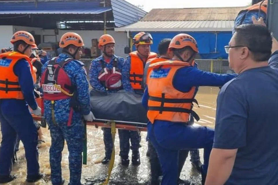 Pasukan mencari dan menyelamat Angkatan Pertahanan Awam Malaysia Sabah menemui mayat mangsa wanita, mendiang Monica Ting Siew Kwong, 37 tahun, yang lemas akibat dihanyut arus deras selepas menghantar makanan bagi membantu mangsa terperangkap banjir di Penampang, Kota Kinabalu, Sabah, pada awal pagi 1 Julai.