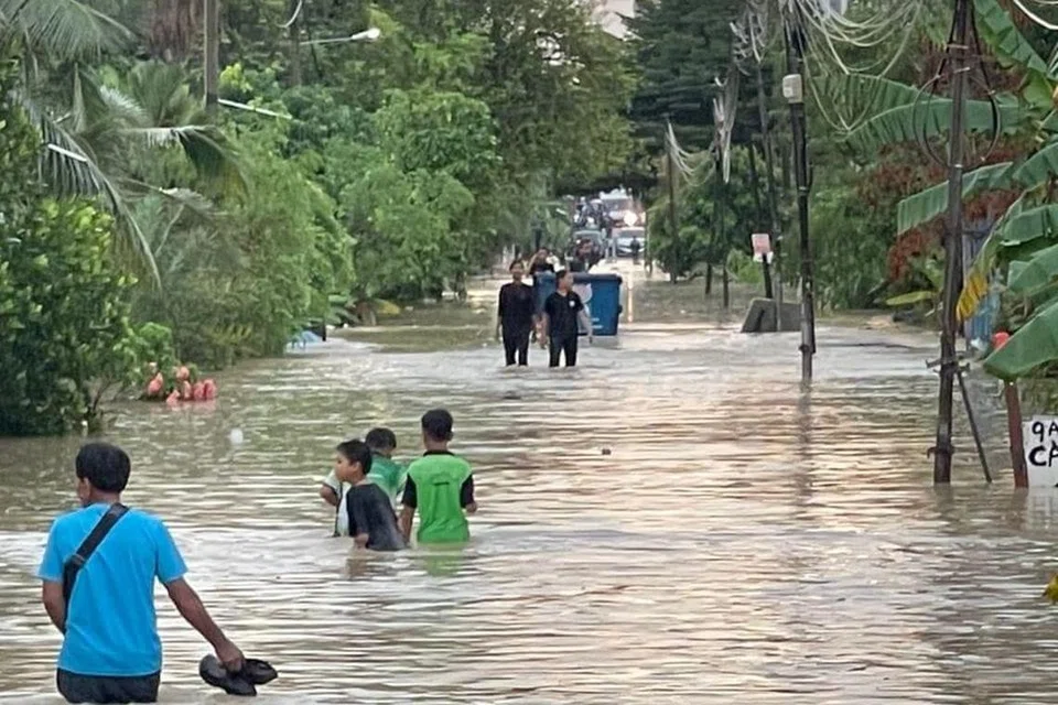 Banjir kilat di Sungai Buloh, Selangor, akibat hujan lebat yang menyebabkan penduduk terpaksa dipindahkan ke pusat pemindahan sementara (PPS) pada 16 April.
