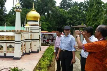 LAWATAN: Encik Masagos (paling kanan) merakamkan foto model Masjid Sultan yang dipamerkan di Taman Tamadun Islam di Terengganu semasa mengadakan kunjungan ke negeri Malaysia itu. - Foto CHAIRUL FAHMY HUSSAINI