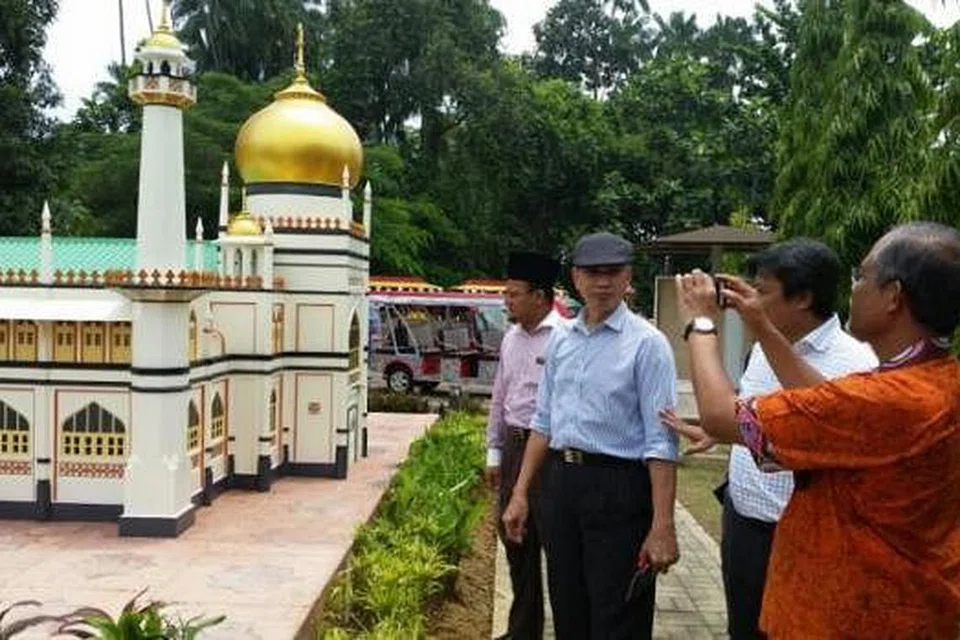 LAWATAN: Encik Masagos (paling kanan) merakamkan foto model Masjid Sultan yang dipamerkan di Taman Tamadun Islam di Terengganu semasa mengadakan kunjungan ke negeri Malaysia itu. - Foto CHAIRUL FAHMY HUSSAINI