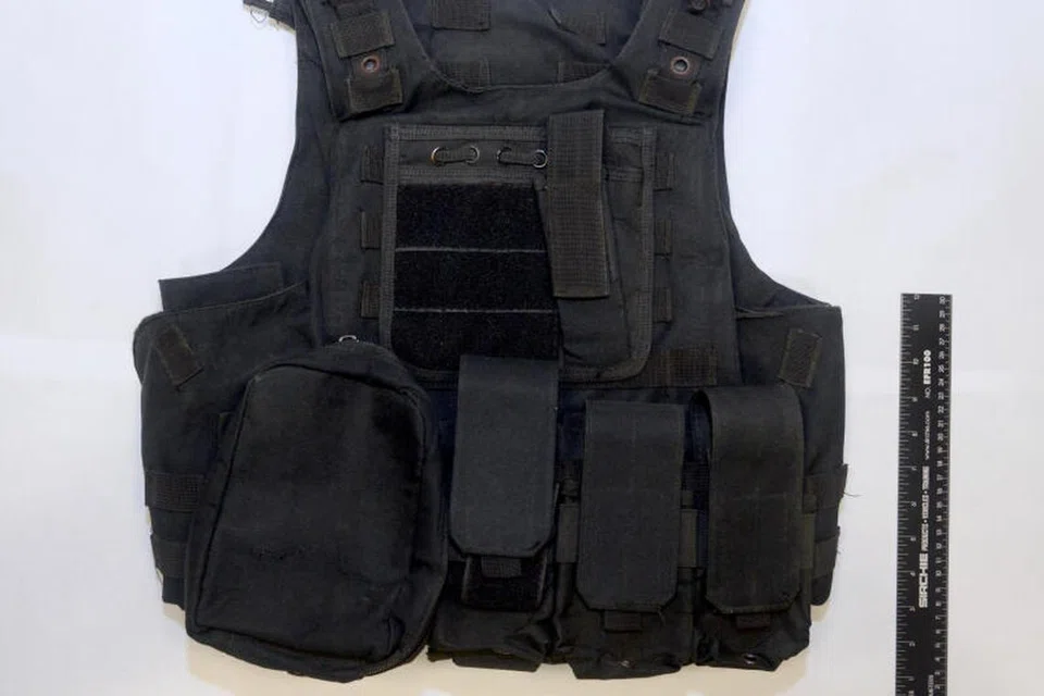 SEBAHAGIAN PERANCANGAN: Belia India warga Singapura yang ditahan di bawah ISA kerana membuat perancangan dan persediaan terperinci untuk melakukan serangan pengganas terhadap umat Islam Singapura, termasuk membeli jaket taktikal (gambar), kini sudah dibebaskan.