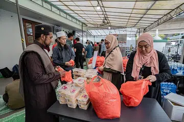 PROGRAM MASJID PERKASA PELBAGAI PIHAK: Di bawah program Infak Jumaat di Masjid Wak Tanjong, orang ramai boleh menaja makanan yang dibeli daripada perniagaan dari rumah (HBB) yang memerlukan. - Foto-foto BM oleh NUR DIYANA TAHA