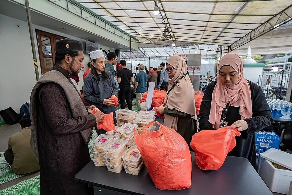 PROGRAM MASJID PERKASA PELBAGAI PIHAK: Di bawah program Infak Jumaat di Masjid Wak Tanjong, orang ramai boleh menaja makanan yang dibeli daripada perniagaan dari rumah (HBB) yang memerlukan. - Foto-foto BM oleh NUR DIYANA TAHA