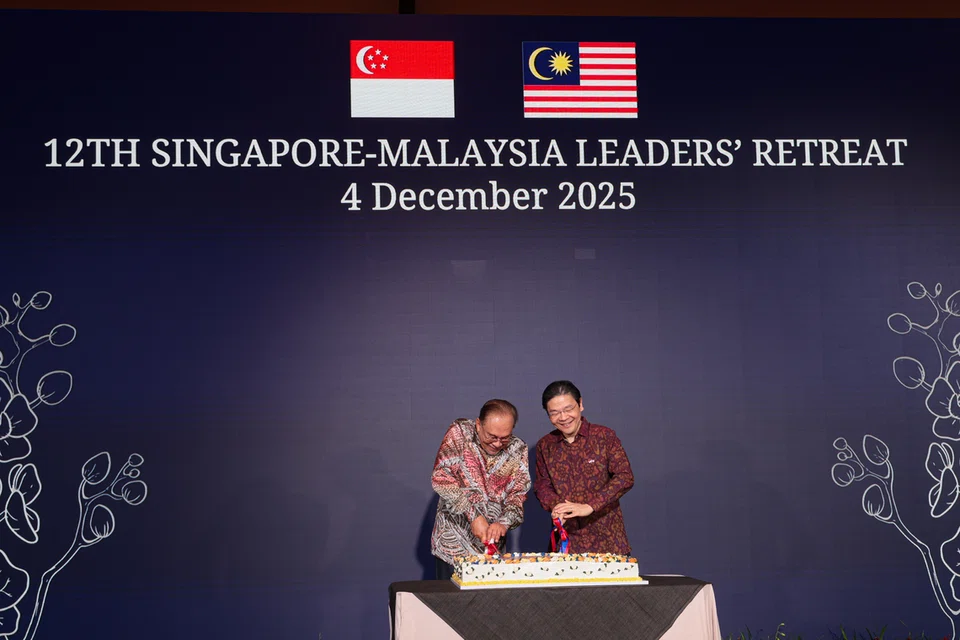 Perdana Menteri, Encik Lawrence Wong (kanan) dan Perdana Menteri Malaysia, Datuk Seri Anwar Ibrahim memotong kek di Rahat Pemimpin Malaysia-Singapura ke-12 pada 4 Disember 2025.