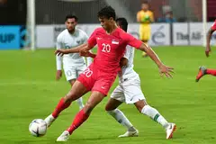 PENYERANG TUNGGAL: Dalam dua perlawanan pertama Singapura, Fandi telah memberi kepercayaan kepada Ikhsan (jersi merah) untuk mengendalikan jentera serangan pasukan negara. - Foto BH oleh DESMOND WEE