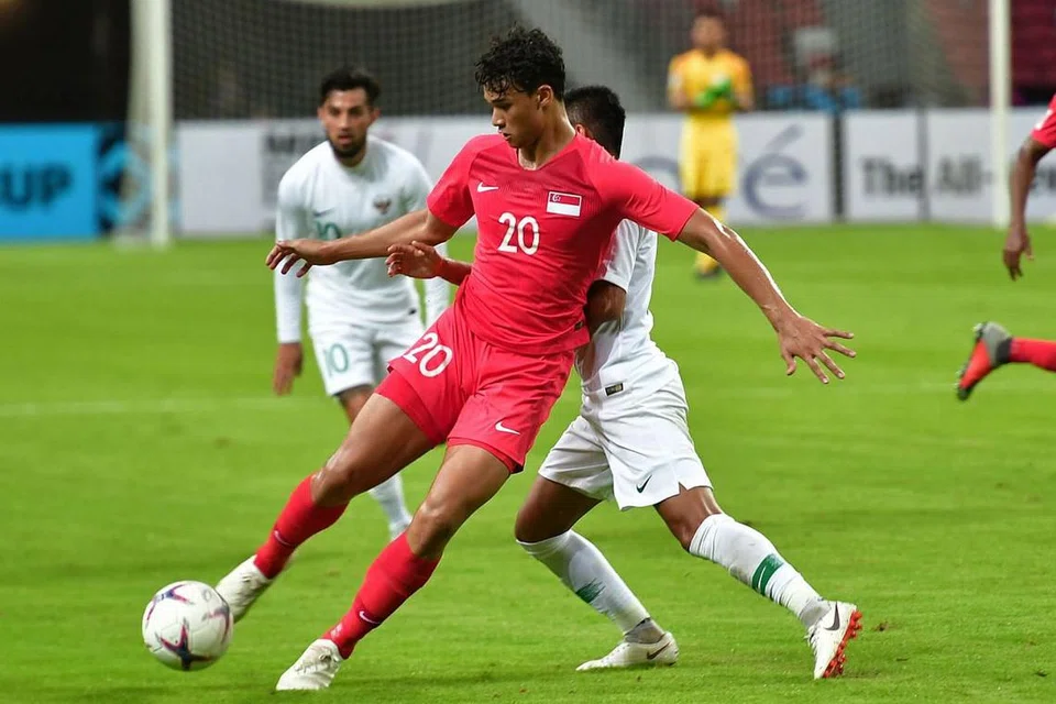 PENYERANG TUNGGAL: Dalam dua perlawanan pertama Singapura, Fandi telah memberi kepercayaan kepada Ikhsan (jersi merah) untuk mengendalikan jentera serangan pasukan negara. - Foto BH oleh DESMOND WEE