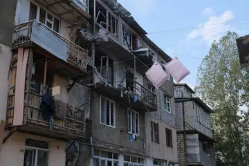 PANTAU MISI BANTUAN: Gambar yang dipetik pada 22 September menunjukkan rumah yang musnah akibat tembakan meriam di bandar Stepanakert yang terletak di Nagorno-Karabakh.