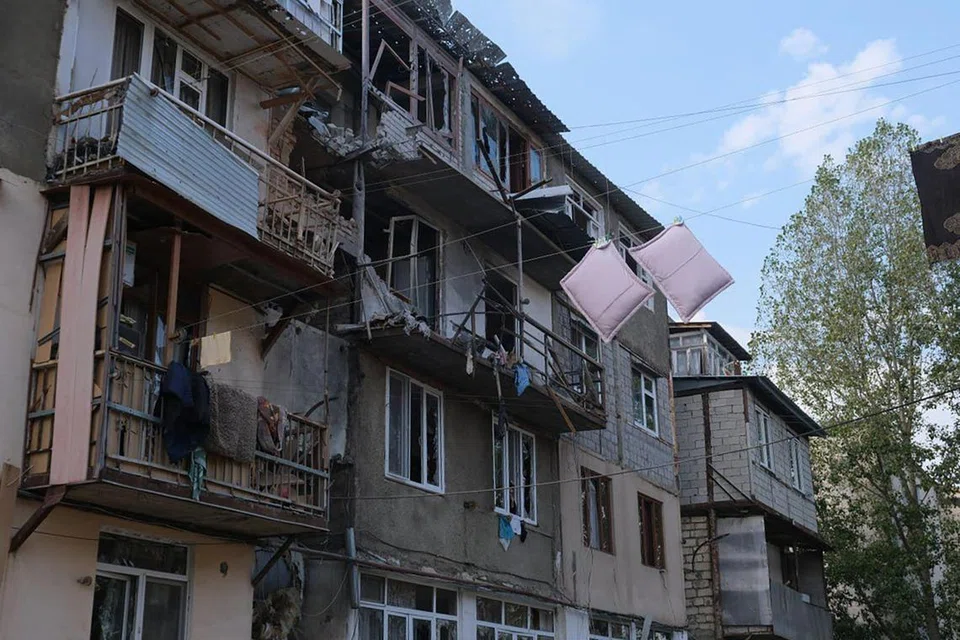 PANTAU MISI BANTUAN: Gambar yang dipetik pada 22 September menunjukkan rumah yang musnah akibat tembakan meriam di bandar Stepanakert yang terletak di Nagorno-Karabakh.
