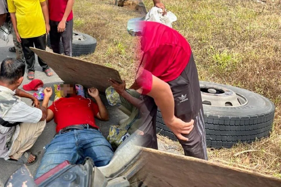 Seorang lelaki cedera selepas dihentam tayar lori yang tercabut di Simpang Kuala, Sungai Daun, dekat Yan, Kedah, pada 20 Januari.