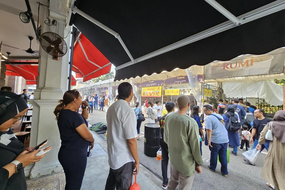 Orang ramai dilihat melanggani gerai di Bazar Gemilang Kampong Gelam yang hari terakhirnya beroperasi ialah Jumaat, 5 April.