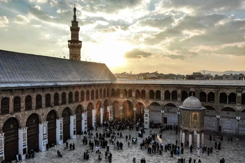 Menara Qaitbey abad ke-15, yang merupakan menara terkini daripada tiga menara yang masih wujud di Masjid Umawi, dibina semasa pemerintahan Sultan Mamluk Qaitbey. Turut kelihatan dalam kompleks halaman masjid ialah Kubah Perbendaharaan (Qubbat al-Khazna), terletak di kota lama Damsyik.