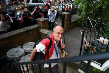 DIASAK MEDIA: Penasihat Khas perdana menteri Britain, Encik Dominic Cummings, dikritik hebat susulan tindakannya memandu sejauh 420km dari London ke rumah orang tuanya di Durham meskipun menyedari kemungkinan beliau dan isteri dijangkiti koronavirus semasa Britain melaksanakan perintah sekatan bagi membendung penularan koronavirus. Kelihatan beliau tiba di rumahnya di London semalam. 