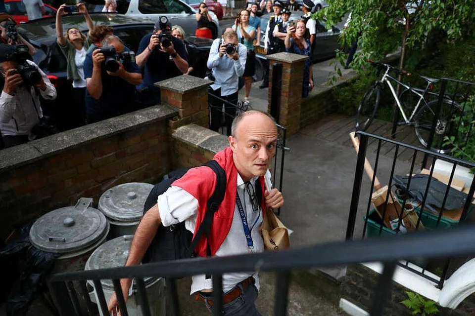 DIASAK MEDIA: Penasihat Khas perdana menteri Britain, Encik Dominic Cummings, dikritik hebat susulan tindakannya memandu sejauh 420km dari London ke rumah orang tuanya di Durham meskipun menyedari kemungkinan beliau dan isteri dijangkiti koronavirus semasa Britain melaksanakan perintah sekatan bagi membendung penularan koronavirus. Kelihatan beliau tiba di rumahnya di London semalam. 