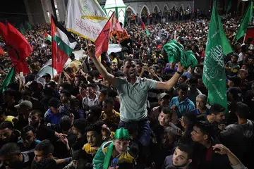 MERAIKAN KEAMANAN: Rakyat Palestin di Jaluran Gaza memenuhi jalanan sebaik sahaja Pergerakan Hamas dan Pemerintah Israel bersetuju melaksanakan gencatan senjata selepas berperang selama 11 hari. - Foto AFP