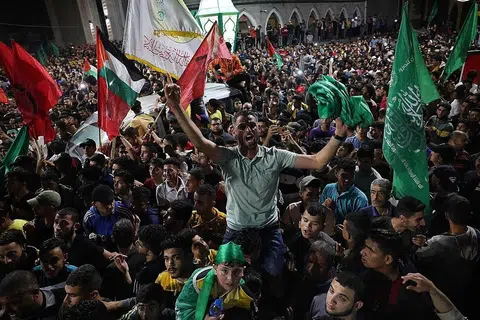 MERAIKAN KEAMANAN: Rakyat Palestin di Jaluran Gaza memenuhi jalanan sebaik sahaja Pergerakan Hamas dan Pemerintah Israel bersetuju melaksanakan gencatan senjata selepas berperang selama 11 hari. - Foto AFP