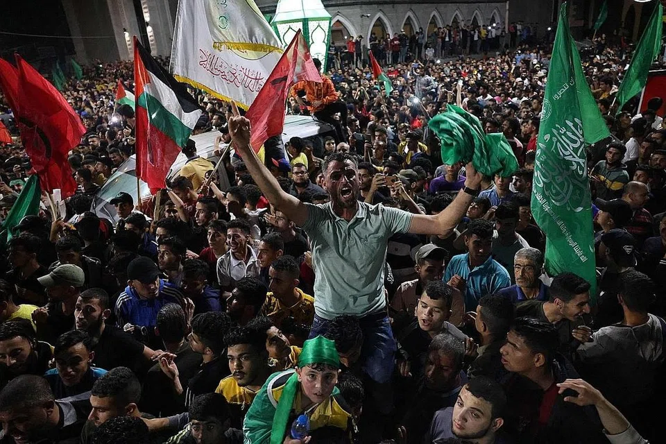 MERAIKAN KEAMANAN: Rakyat Palestin di Jaluran Gaza memenuhi jalanan sebaik sahaja Pergerakan Hamas dan Pemerintah Israel bersetuju melaksanakan gencatan senjata selepas berperang selama 11 hari. - Foto AFP