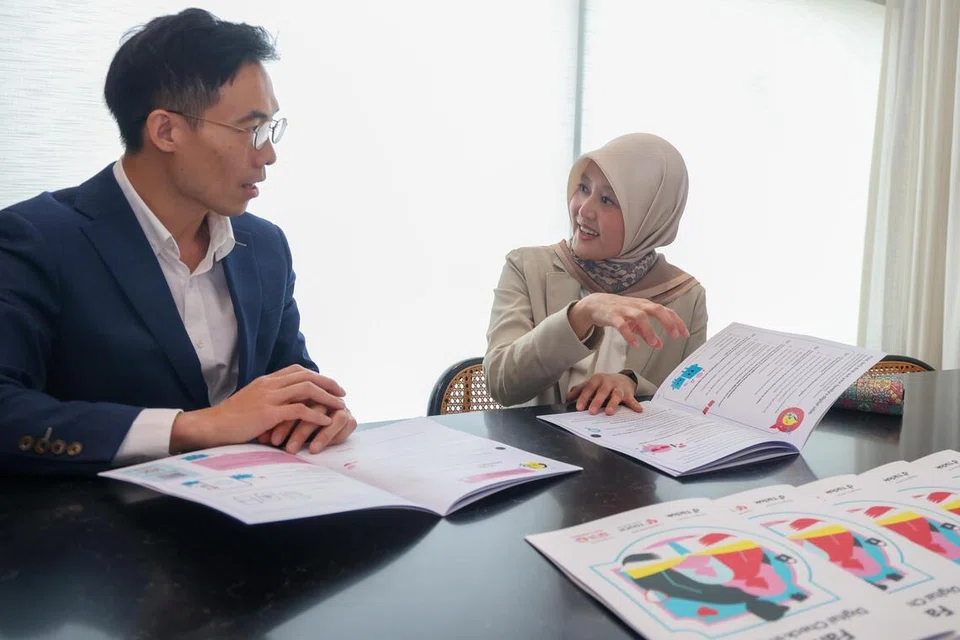Menteri Negara (Penerangan dan Pembangunan Digital merangkap Kesihatan), Cik Rahayu Mahzam, dan Ketua Dasar Awam, TikTok Singapore, Encik David Cai, meneliti Panduan Semakan Digital Keluarga TikTok semasa pelancarannya pada 25 Mei.