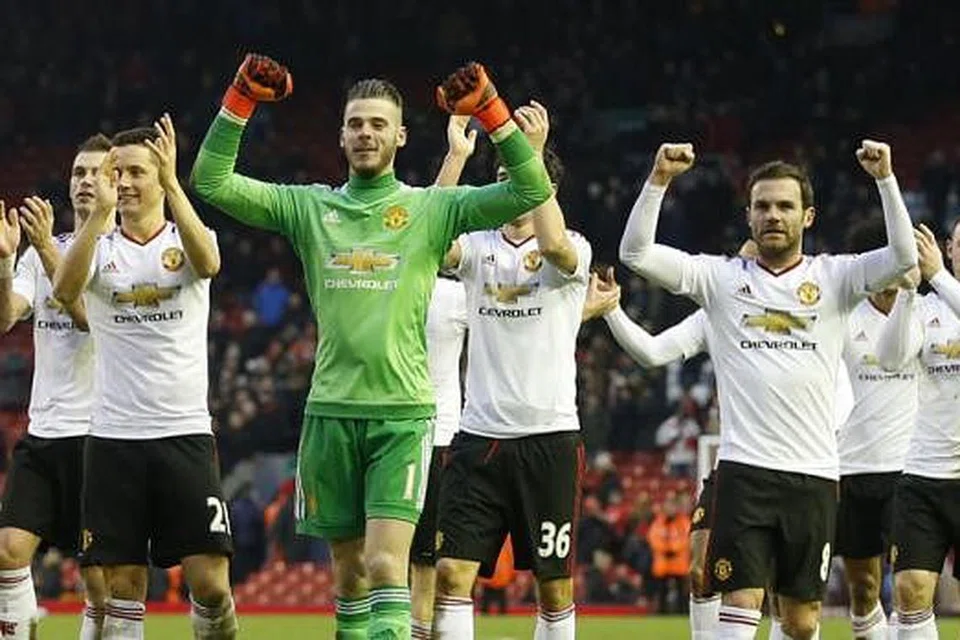 BERJUMPA PEMINAT DI SINGAPURA: Kelab 'The Red Devils' dikatakan mungkin beraksi di Singapura tahun depan. - Foto REUTERS