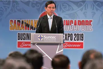ALU-ALUKAN KERJASAMA DENGAN SARAWAK: Menteri Perdagangan dan Perusahaan, Encik Chan Chun Sing, semasa berucap di Forum dan Ekspo Perniagaan Sarawak-Singapura 2019. Pejabat Perdagangan dan Pelancongan Sarawak di Singapura (Statos) turut dibuka secara rasmi di acara itu. - Foto BH oleh NG SOR LUAN