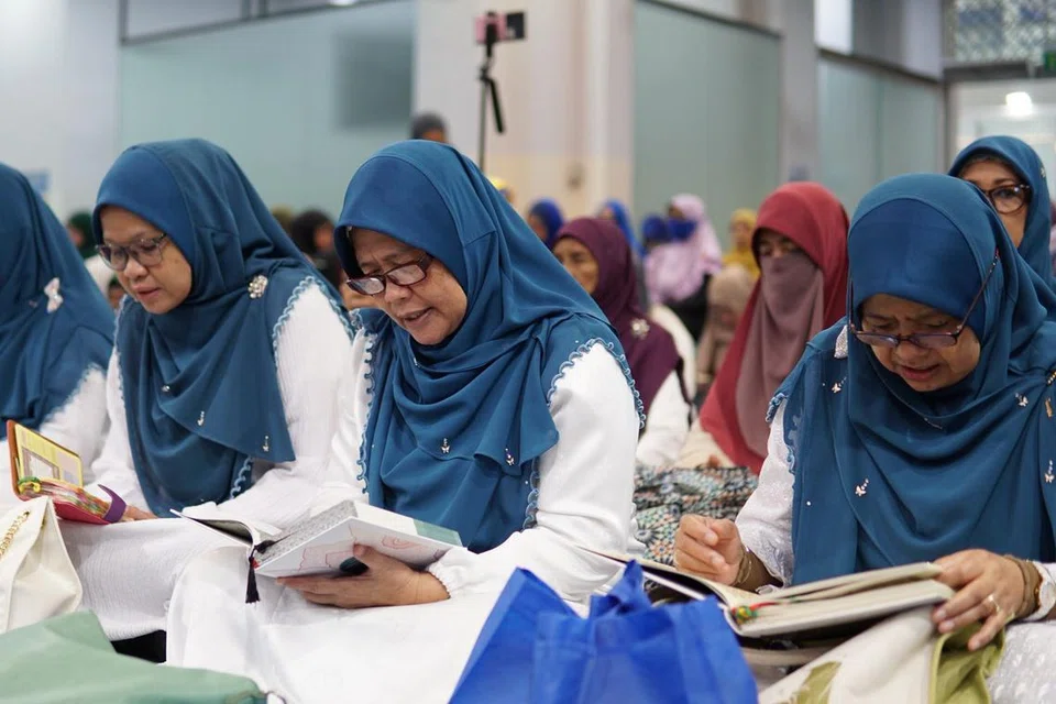 Acara Khatam Al-Quran beramai-ramai antara pengisian Hari Usrah Saeedah yang pertama anjuran Masjid An-Nur. 