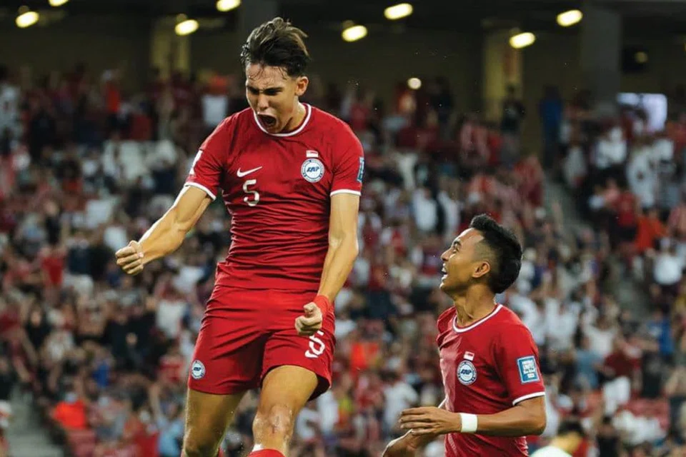 Jacob Mahler (kiri) meraikan gol penyamaan Singapura menentang China bersama rakan sepasukan, Faris Ramli, dalam aksi kelayakan Piala Dunia di Stadium Negara pada 21 Mac. Keputusan kekal 2-2 sehingga tamat perlawanan.