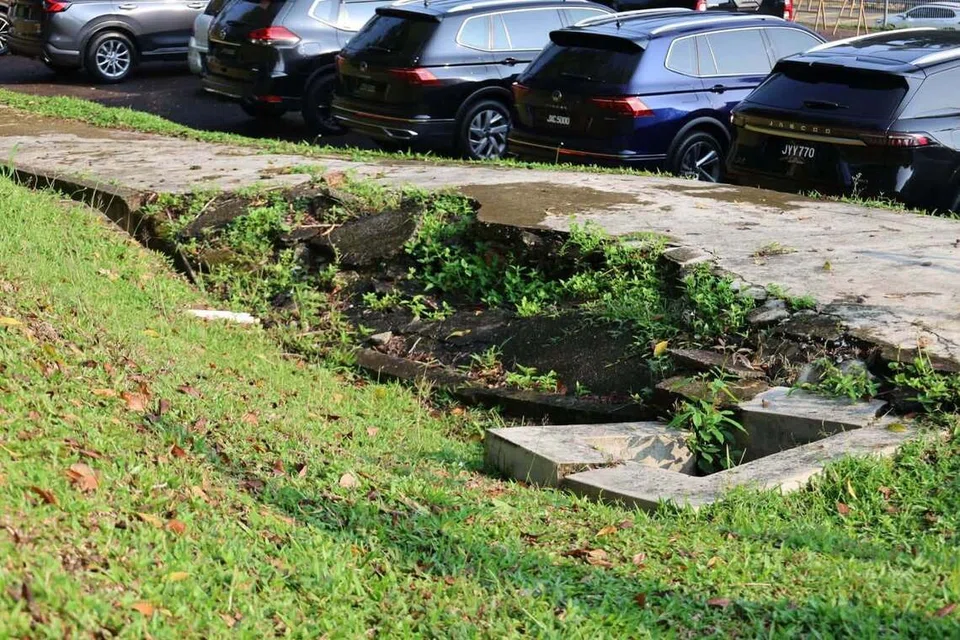 Laluan pejalan kaki di Xtreme Park Kluang yang telah roboh.