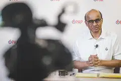 TINGKATKAN KEMAHIRAN: Encik Tharman (atas) berkata setiap pekerja harus berada dalam 'tangga yang bergerak' untuk terus meningkatkan kemahiran mereka. - Foto PAP