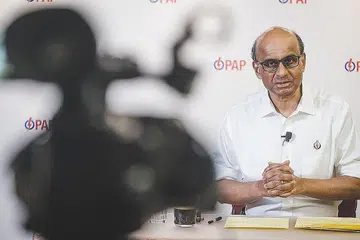 TINGKATKAN KEMAHIRAN: Encik Tharman (atas) berkata setiap pekerja harus berada dalam 'tangga yang bergerak' untuk terus meningkatkan kemahiran mereka. - Foto PAP