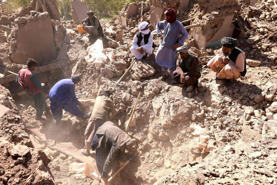 KESAN GEMPA: Para pendudukdi kampung Kashkak, di Herat, membersihkan puing-puing runtuhan untuk mencari mangsa yang terperangkap atau meninggal dunia akibat gempa bumi kuat yang melanda barat Afghanistan pada Sabtu.