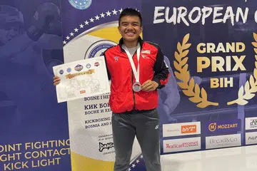 KUTIP PERAK: Nazri Sutari setelah memenangi pingat perak bagi acara sepakan rendah Bawah 71 Kilogram di Piala Eropah Pertubuhan Tinju Tendang Sedunia di Sarajevo, Bosnia dan Herzegovina. - Foto PERSEKUTUAN TINJU TENDANG SINGAPURA