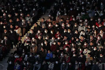 BERWASPADA: Penonton memakai pelitup muka semasa menyaksikan perlawanan bola sepak Liga J antara Vissel Kobe dan Yokohama F. Marinos di Kobe Ahad lalu. Kerajaan Jepun telah menggesa orang ramai supaya mengelakkan perhimpunan besar, dan kerajaan Tokyo telah membatalkan beberapa acara besar disebabkan koronaviarus Covid-19. - Foto AFP