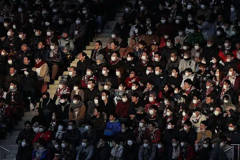 BERWASPADA: Penonton memakai pelitup muka semasa menyaksikan perlawanan bola sepak Liga J antara Vissel Kobe dan Yokohama F. Marinos di Kobe Ahad lalu. Kerajaan Jepun telah menggesa orang ramai supaya mengelakkan perhimpunan besar, dan kerajaan Tokyo telah membatalkan beberapa acara besar disebabkan koronaviarus Covid-19. - Foto AFP