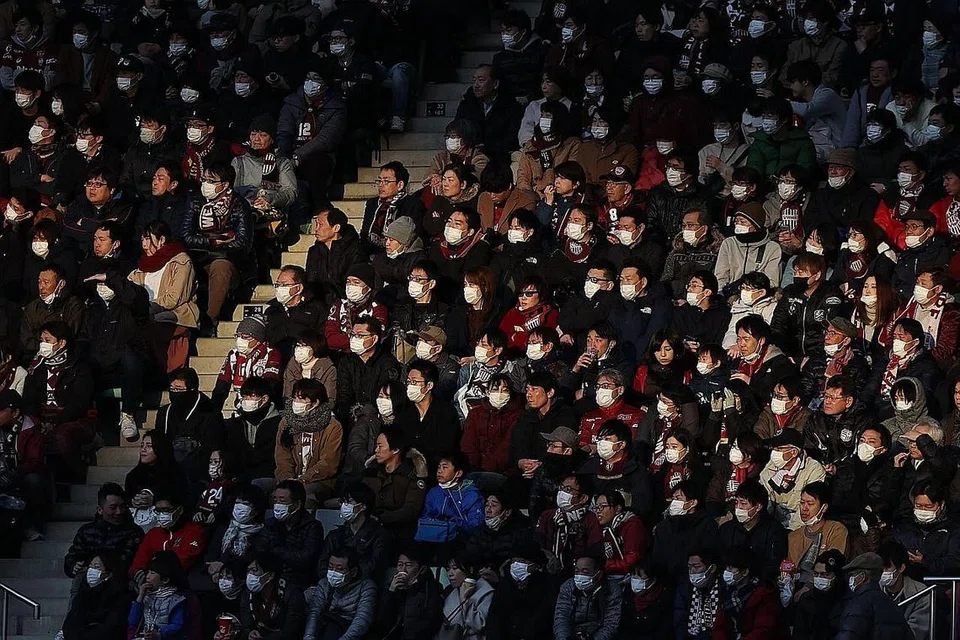BERWASPADA: Penonton memakai pelitup muka semasa menyaksikan perlawanan bola sepak Liga J antara Vissel Kobe dan Yokohama F. Marinos di Kobe Ahad lalu. Kerajaan Jepun telah menggesa orang ramai supaya mengelakkan perhimpunan besar, dan kerajaan Tokyo telah membatalkan beberapa acara besar disebabkan koronaviarus Covid-19. - Foto AFP