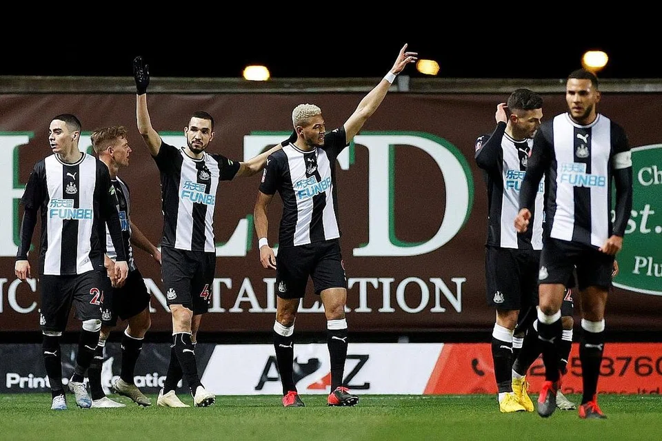KEMENANGAN BERERTI: Para pemain Newcastle United meraikan jaringan gol kedua pasukannya bersama rakan sepasukan selepas menewaskan Oxford United 3-2 di padang lawan. - Foto Reuters