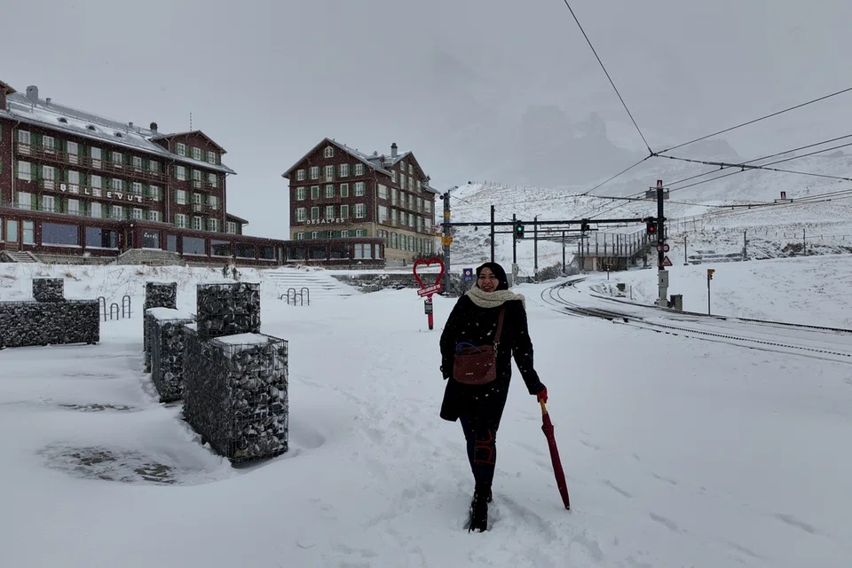 Sempat bergambar di tengah-tengah kesejukkan salji di sebuah stesen kereta api di Grinderwald.