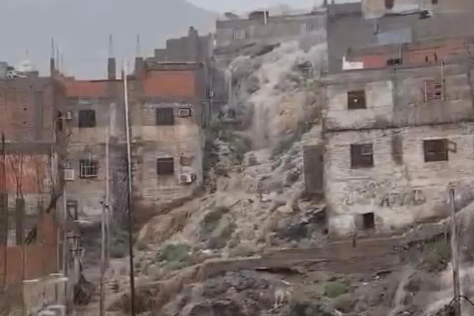 Pergerakan dari Jeddah menuju ke Makkah juga menjadi lebih sukar akibat keadaan jalan raya yang sesak dan banjir.  