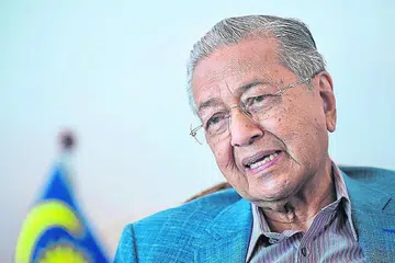 DR MAHATHIR MOHAMAD: Kini sedang menjalani pemulihan setelah dimasukkan ke Institut Jantung Negara (IJN) di Kuala Lumpur Jumaat lalu. - Foto fail